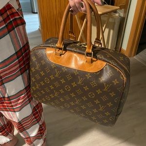 100% Authentic Louis Vuitton Deauville bag.
Pre-owned. Great travel bag
